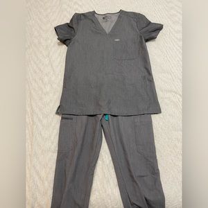 Figs scrubs set in graphite.